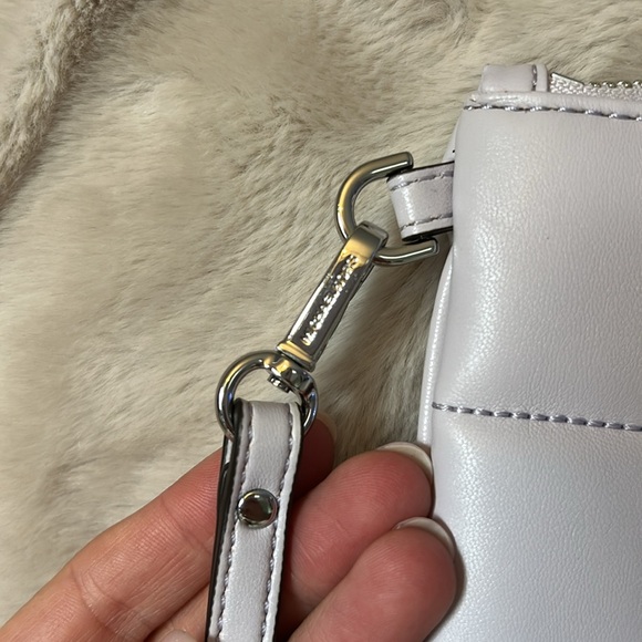 EUC Micheal Kors jet set large zip pouch. - Picture 7 of 7